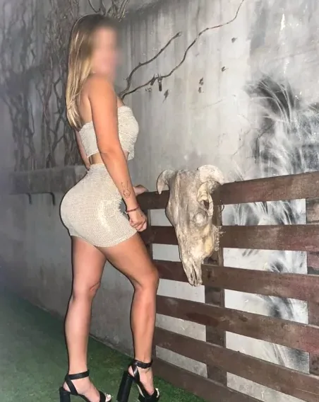 Andrea, 32