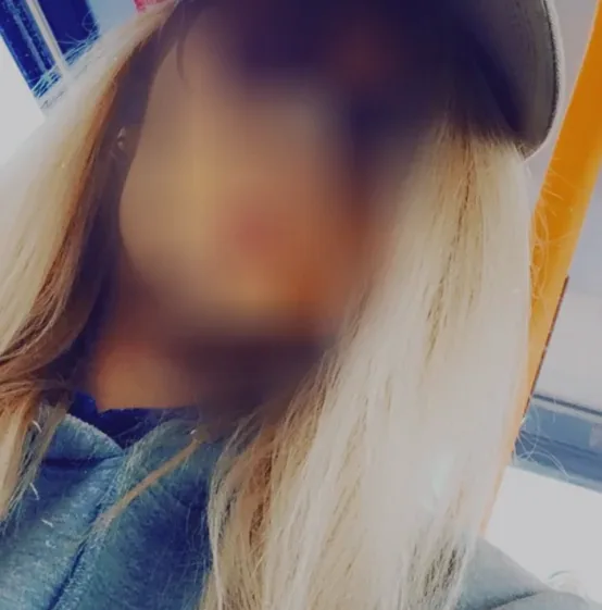 Mia, 28